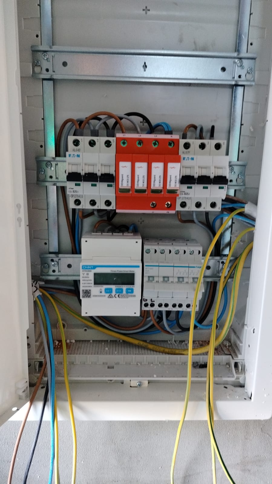 Rozdzielnica elektryczna instalacji PV — zabezpieczenia i licznik