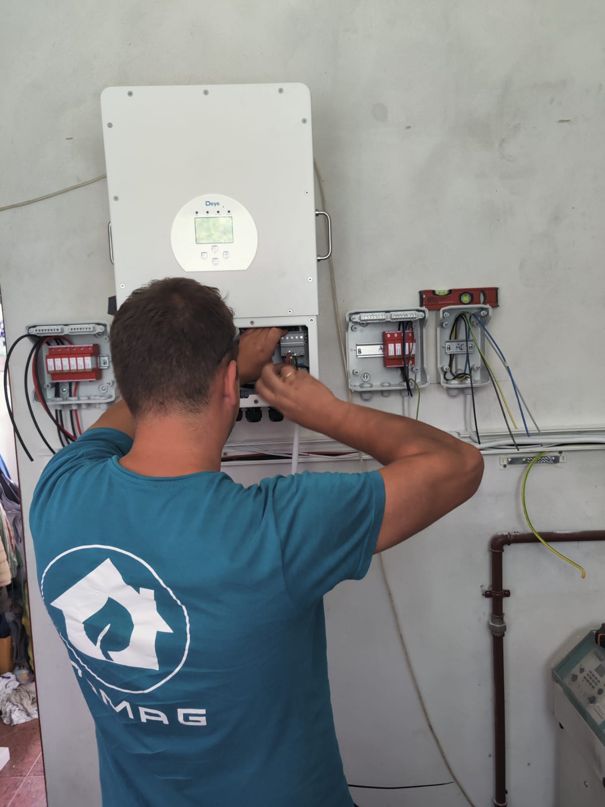 Technik HAMAG przy falowniku Deye — podłączanie instalacji